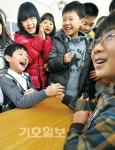 개학 신고식은 팔씨름