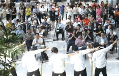 점심시간 공연보실래요?… 수원시립합창단의 발품음악회