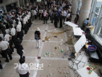 화장장 막으려 오물세례 난장판