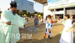 풍물단 흥겨운 가락에 얼쑤