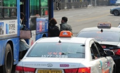 택시에 빼앗긴 버스정류장이용시민 안전도 야금야금