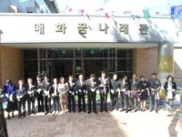 새 체육관서 움츠린 몸 활짝