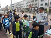 화성서부署학생들에 노트·배지 등 나눠주며 홍보