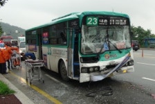 버스끼리 충돌 35명 다쳐