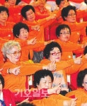 리듬에 맞춰 건강체조 들썩