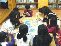 엄마와 동화 읽고 고사리손 인형 만드니 책한 권 금세 뚝딱