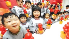 빨간열매 맺은 어린이집 저금통