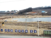 모산골 평화공원 부지, 잡초만 잘도 자란다