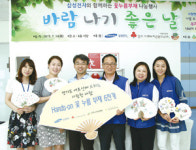 삼성전자 디지털시티, 광교노인복지관에 부채 전달