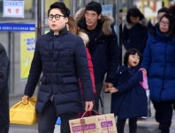 양손 가득 ‘고향의 情’ 담아왔어요