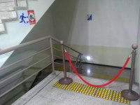 직원조차 모르는 긴급대피소 ‘꽁꽁 묶인 비상구’