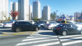 의정부 민락2지구 내 주말마다 불법 車車車… 야구장은 잡초만 무성