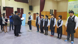 바리스타 강사 과정 마친 발달장애인 7명 수료증 받고 미소