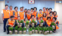 과천시 중앙권역 지역사회보장협의체, 사랑의 꽃 화분 전달