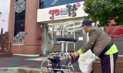 갈 곳 없는 노인들, 경로당마저 없애면 어쩌나