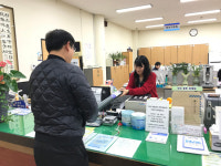 인천시 작전1동 행정복지센터, 출생 축하선물로 태극기 전달