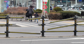 도로 위 방치된 중앙분리대 파손 사고 예방은커녕 ‘시민 안전 위협’