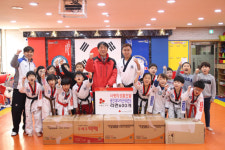 용인대타이곤태권도, 인천 공동모금회에 사랑의 라면 전달