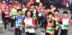 웃통 벗고 아이 등에 업고… 뜨겁게 피어오른 ‘나라사랑’