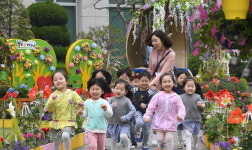 꽃길따라 활짝 핀 동심