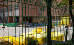 석면 풀풀 날리며 학교 석면 해체 작업