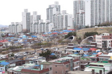 원활한 교통흐름 등 긍정 효과 vs 소음·매연 우려… 사업 폐기를