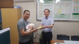 손뜨개 ‘육아 용품’ 선물로 새 생명에 축복