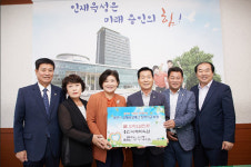 용인시의회 자유한국당 의원, 의정활동비 모아 장학금 전달