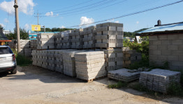 법 밖에 세워진 2500㎡ 벽돌공장