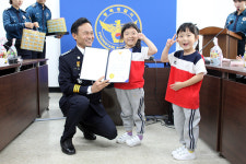 평택경찰서, 선행 6살 쌍둥이 자매에 상장 수여