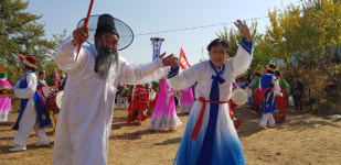 신명나는  가락  춤사위  얼쑤~  우린  한 민족