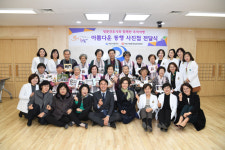 하남시보건소 방문간호사와 함께한 추억여행 노인에 사진첩 전달