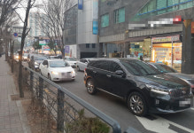 배수로를 찻길로 바꿔보자 주민 민원에 구청은 손사래