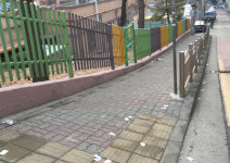 아이들 볼라… 학교 앞 낯뜨거운 불법광고물 여전