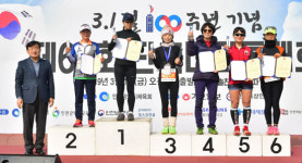 백발 노인도 띠 두른  꼬마도 나라사랑 품고 힘찬 레이스