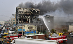인천 송림동 공장 화재 진화…직원 2명 화상(종합)