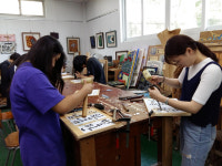 신나게 꿈을 뚝딱뚝딱… 미래를 조각하는 예비 서각 예술가들