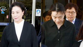 ‘명품 밀수’ 혐의 이명희·조현아 모녀 징역형 구형