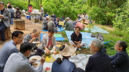 50년 전 새긴 낙서 찾고 현판 기념사진 ‘수원 서둔야학’ 역사성 되새기는 시간