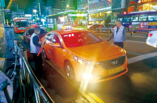 주말 인천 번화가 긴 택시행렬 슬그머니 껴있는 서울·경기車