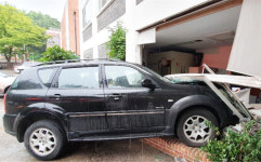 인천 수봉문화회관 수강생 차량 경비실로 돌진… 50㎝ 차이로 사고 면해