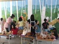창고벽면 도화지 삼아… 전교생이 꾸민 ‘동화 속 세상’