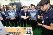 文, 산업현장 찾아 기술력 갖춘 기업 도약 기회 분발 당부
