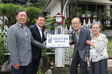 김성기 가평군수, 백운호 지사 자택에 독립유공자의 집 명패  직접 전달