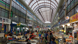 비슷한 듯 다른 볼거리 한가득… 밀당 흥정은 또 다른 재미