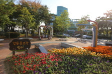 인천항 갑문에 낭만문화 철썩