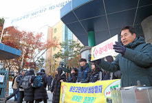백군기 용인시장, 용신중학교 앞 고사장서 수험생 격려