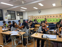 등굣길 친구·거리 시민 사로잡는 아름다운 선율 오늘도 OK