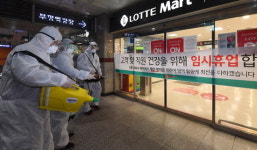 부평역 롯데마트 앞 분주한 소독작업