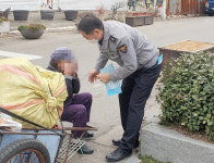 안산상록경찰서 사동지구대,사회적 취약계층 폐지 줍는 노인 대상 마스크 배부